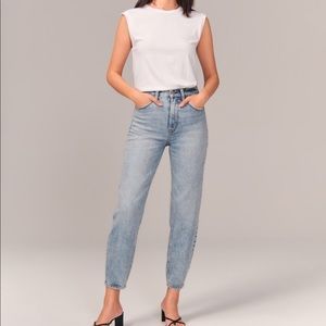 Abercrombie & Fitch Blue Light Wash High Rise 80s Mom Jean Size 4